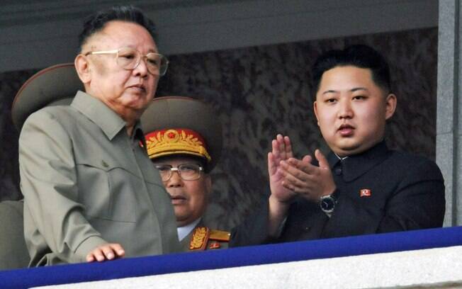 O então líder norte-coreano Kim Jong Il, à esq., caminha com o filho Kim Jong Un, à dir., enquanto assistem à marcha comemorativa na Coreia do Norte (2010)