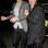 Robert Pattinson foi ajudado pelo segurança para conseguir andar até o carro depois de deixar a balada The Ivy, em Londres, 2010. Foto: Grosby Group/ SplashNews