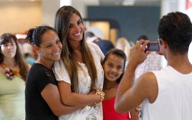 Nicole Bahls atendeu os fãs enquanto circulava pelo aeroporto do Rio de Janeiro