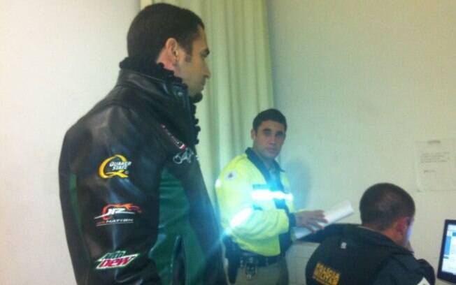 Latino dando queixa na delegacia de Nazareno