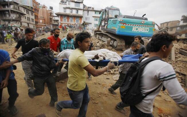Pessoas são socorridas após terremotos que matou mais de mil pessoas no Nepal. Foto: AP