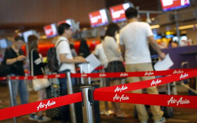 Familiares e amigos de passageiros e tripulantes aguardam informações no Aeroporto de Cingapura. Foto: AP Photo/Wong Maye-E