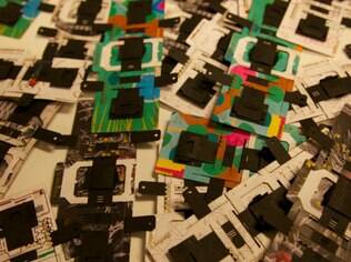 Por ser impresso em papelão, o microscópio Foldscope pode ser fabricado em larga escala