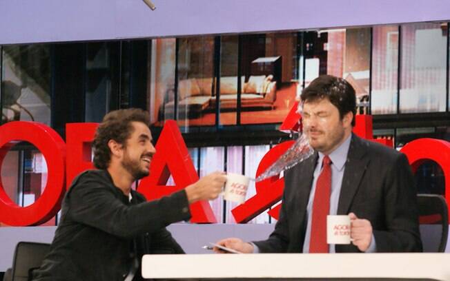 Felipe Andreoli jogou água na cara de Danilo Gentili durante sua participação no programa