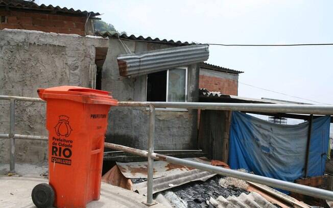 Contêineres de lixo na favela para que seja feita a coleta