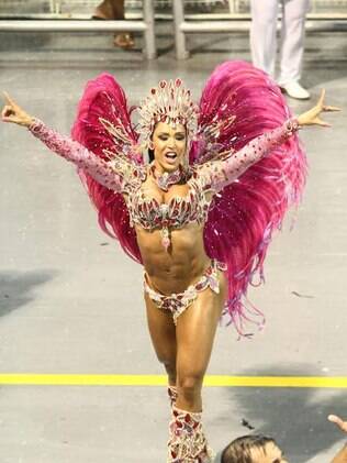 Gracyanne Barbosa em desfile da X-9 Paulistana