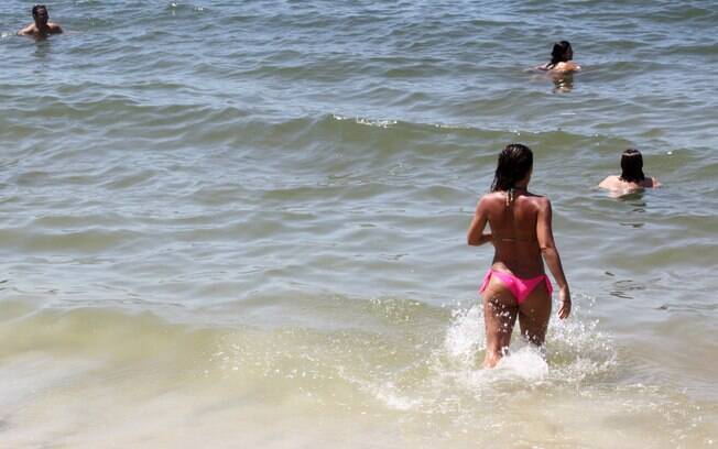 Banhistas refrescam-se no mar do Rio de Janeiro (04/01/2014)