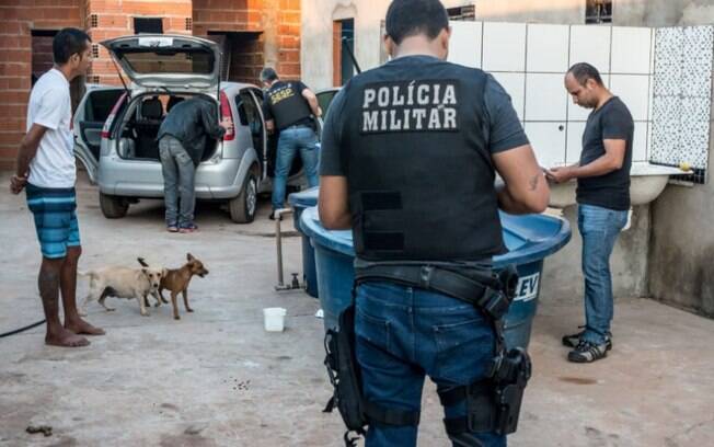 PMs em operação contra o tráfico de drogas em Cuiabá: grupo antifascista tem como prioridade o combate às drogas