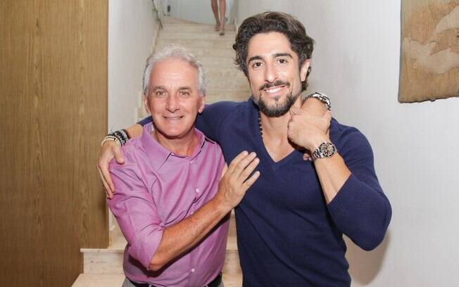 Otávio Mesquita recebe amigos como Marcos Mion