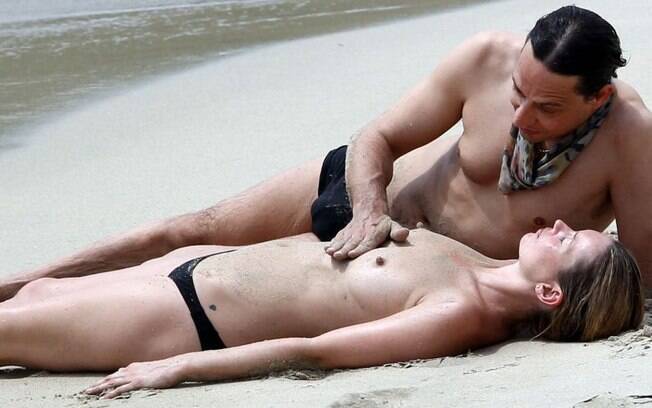 Kate Moss é acariciada pelo marido Jamie Hince durante férias do casal