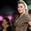 Kate Winslet é condecorada pela rainha Elizabeth II por sua participação em Titanic. Foto: AP