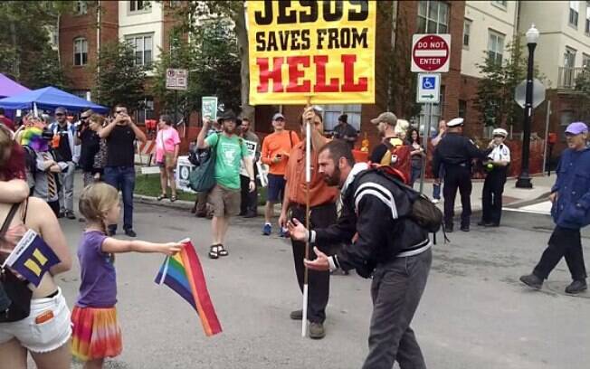Menina oferece bandeira LGBT à homem anti-gay