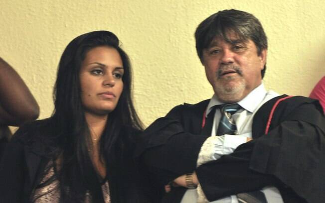 O advogado Lúcio Adolfo, durante sessão do júri, ao lado da atual mulher de Bruno, Ingrid Oliveira