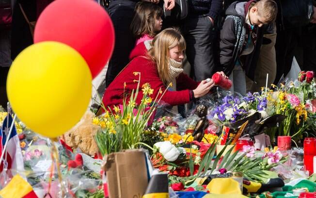 Jovens prestam homenagem às vítimas do ataque ocorrido meses após massacre em Paris