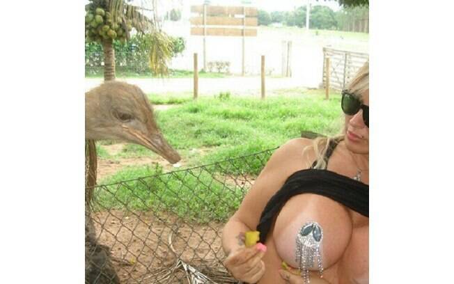 A DJ Sabrina Boing Boing postou fotos exibindos os seios maiores enquanto alimentava a ave
