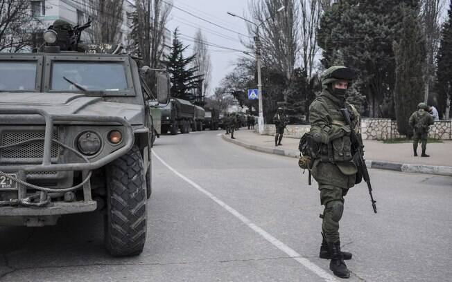 Soldados em uniformes sem identificação montam guarda nos arredores de Sevastopol, na ucraniana Crimeia