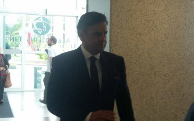 O presidente do PSDB ao chegar ao Hospital Israelita Albert Einstein, na tarde desta sexta-feira