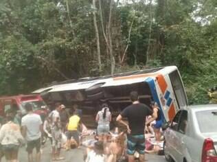 Ônibus tombou na descida do Morro do Deus Me livre, trecho perigoso da estrada local