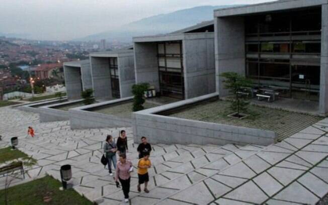 A reurbanização também deu à Comuna 13 uma biblioteca que virou uma referência cultural e educacional