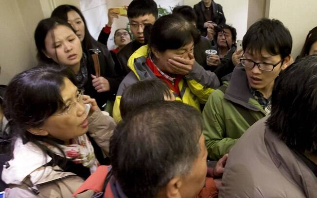 Parentes de passageiros buscam por informações do vôo MH370 da Malaysia Airlines que voava para Pequim. Foto: AP