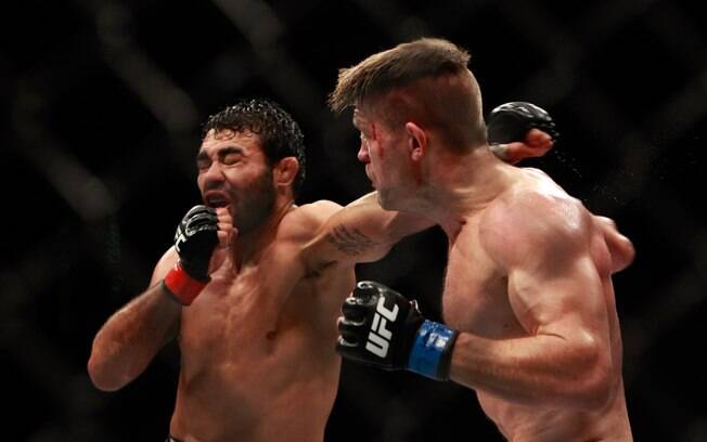 O brasileiro Rafael Sapo tenta golpear o inglês Tom Watson no UFC 183. Foto: Steve Marcus/Getty Images
