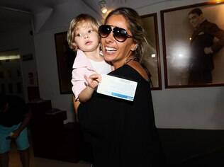 A apresentadora Adriane Galisteu conta que o nascimento do filho Vittorio representou uma transformação em sua rotina e hábitos
