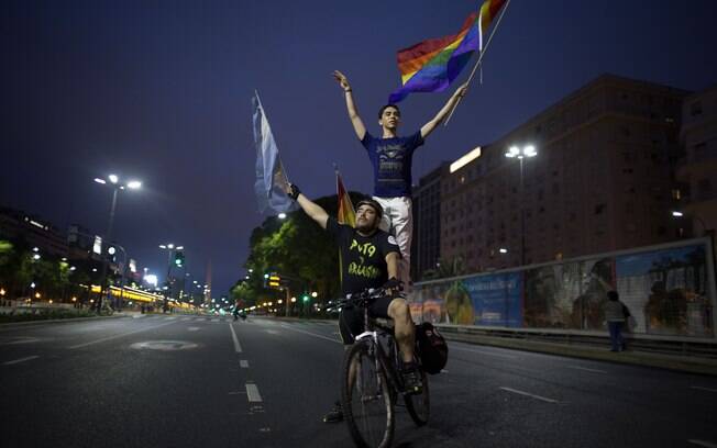 Manifestantes criticaram o papa e pediram uma lei que criminaliza homofobia