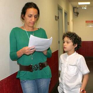 Guilherme Seta passa o texto com sua mãe antes de gravar
