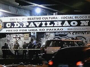 Policiais em frente à sede da Pavilhão 9