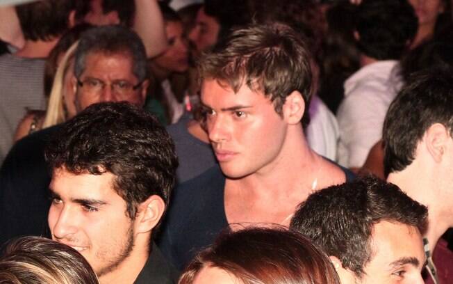 Thor Batista também foi à festa no Rio na noite de sexta-feira (15), mas curtiu sozinho