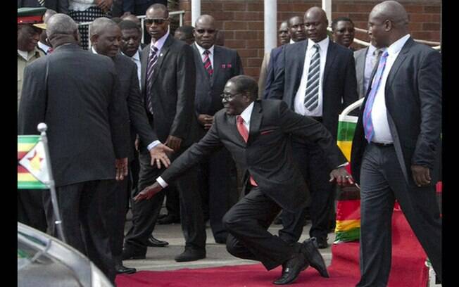 O presidente Robert Mugabe tropeçou em uma escada quando descia do palanque