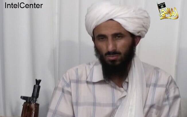 O então líder da Al-Qaeda na Península Arábica identificado pelo IntelCenter como Nasir al-Wahishi durante encontro no Iêmen (Arquivo)