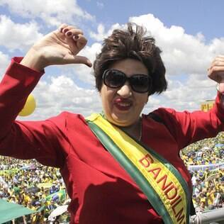 Manifestante ironiza Dilma durante protesto na esplanada dos ministério em 12 de abril