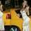 Em 2004, durante a pré-estreia do filme 'Táxi', em Nova York, a aniversariante do dia usou longo de cetim com decote generoso. Foto: Getty Images