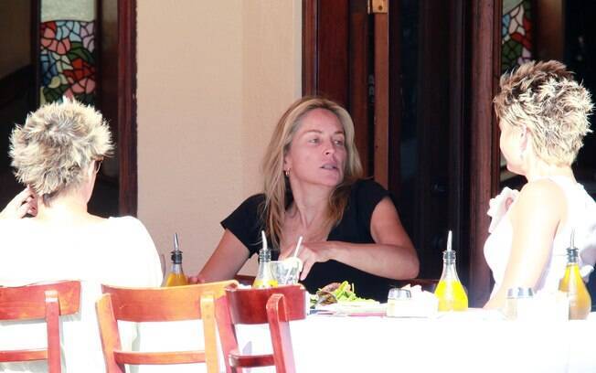 Sharon Stone é flagrada sem maquiagem durante almoço com amigas em Los Angeles