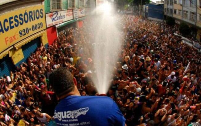 Carro-pipa refresca foliões
