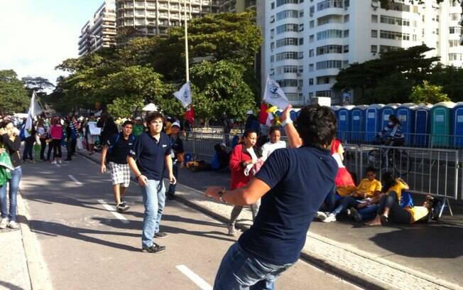 Jovens jogaram peteca para passar o tempo na tarde de sexta-feira, em Copacabana