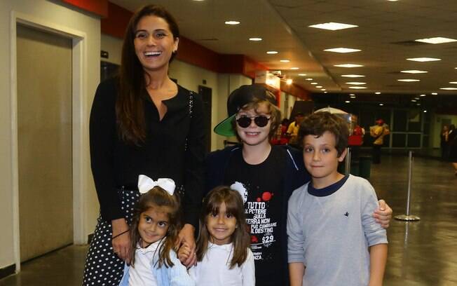 Giovanna Antonelli levou os filhos e um amigo de Pietro para conferir o espetáculo 'Disney On Ice', no Rio