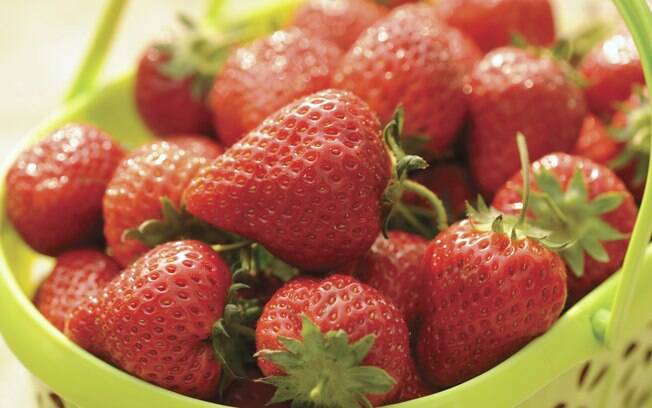 Morango: as frutas vermelhas são ricas em antioxidantes e vitaminas C e E. Por isso combatem radicais livres e previnem o surgimento de rugas. Foto: Getty Images