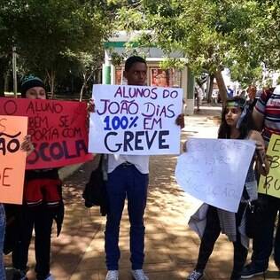 Em SP, professores usam WhatsApp para convocar alunos a participarem de greve