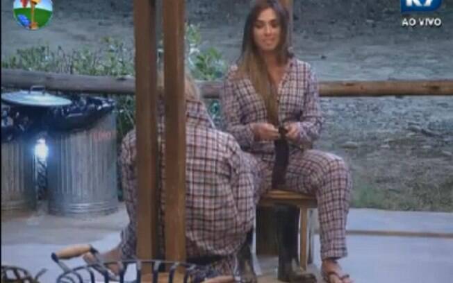 Nicole Bahls conversa com Robertha Portella na varanda