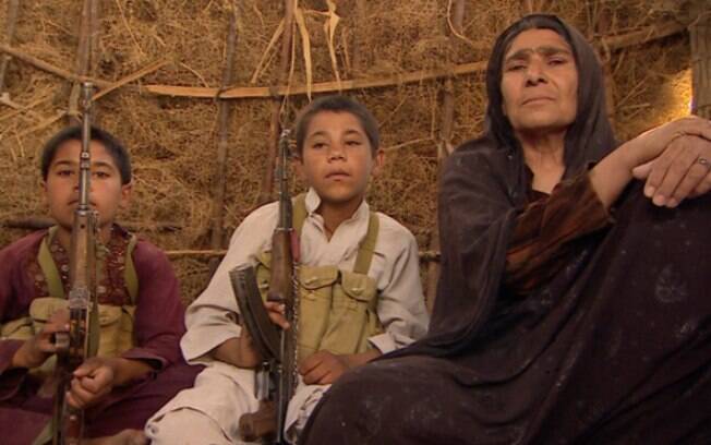 Ferozah e seus dois netos enfrentam um duro confronto contra o Taleban