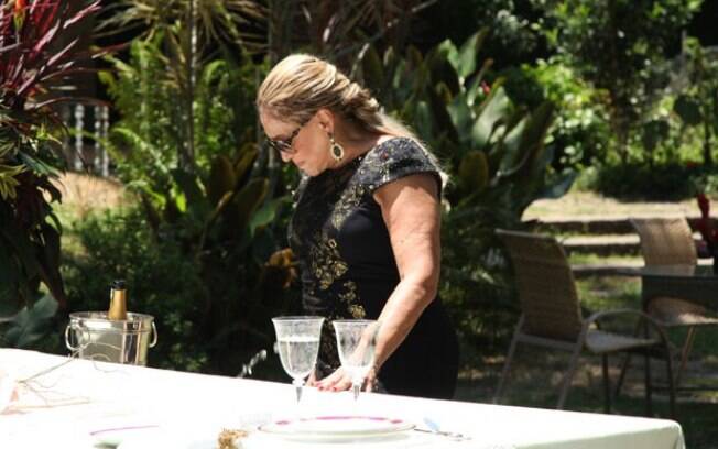 Pilar fica constrangida ao ser descoberta no casamento do ex-marido