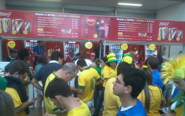 Torcedores enfrentam filas para almoçar no estádio Mané Garrincha
