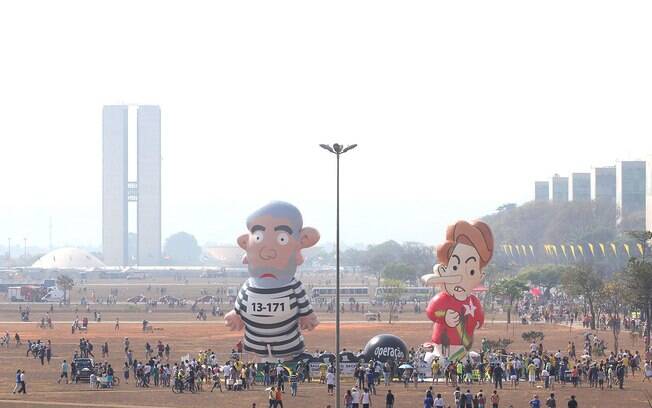 Pixuleca, que representa Dilma Rousseff (PT), é inflada ao lado do boneco de Lula na Esplanada