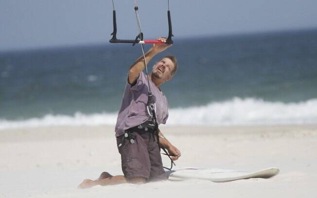 Raul Gazolla se prepara para fazer kite surf na Barra da Tijuca, Rio