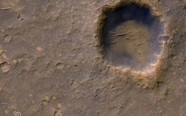 O círculo no canto esquerdo inferior marca o ponto onde o jipe-robô Spirit chegou em Marte, em 2004