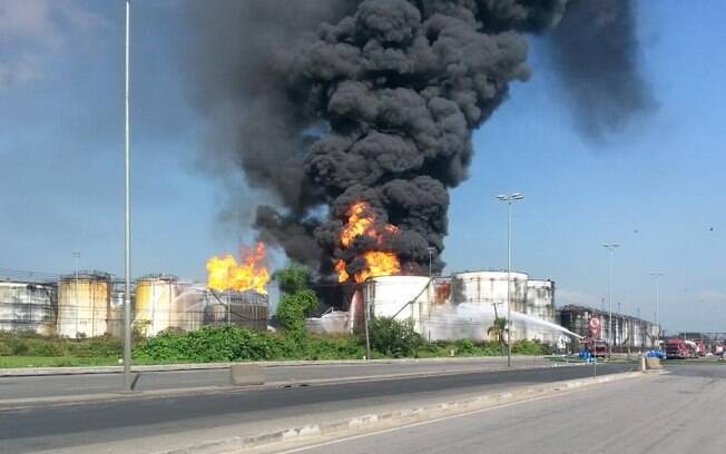 Chamas em tanques de combustível no Porto de Santos, neste sábado (04): incêndio chega ao 3º dia. Foto: Corpo de Bombeiros/Divulgação