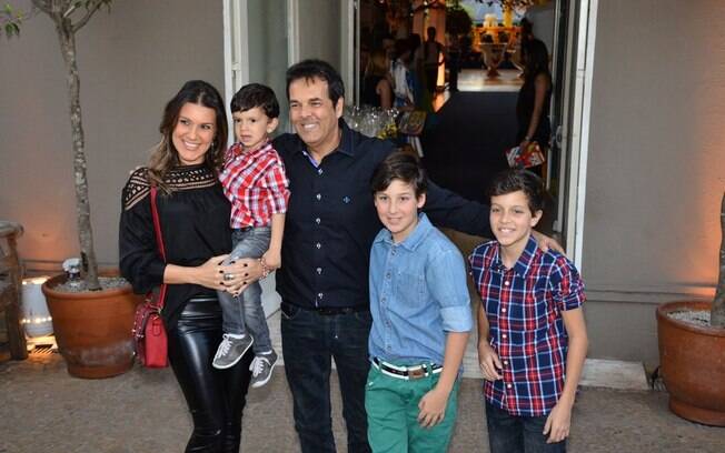 Marco Camargo com a mulher e os filhos