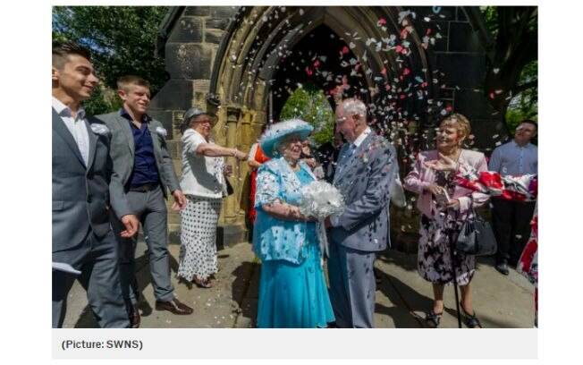 O casamento contou com a presença de 100 amigos do casal 